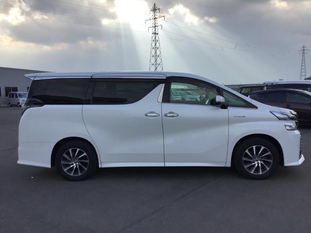 ヴェルファイアハイブリッド ZR 4WD 両自動ドア BLUETOOTH 衝突安全ボディ Wエアコン リヤカメラ クルコン 横滑り防止機能 盗難防止システム 電動シート 三列シート オットマン スマキー ナビ・TV 後席モニター(9枚目)