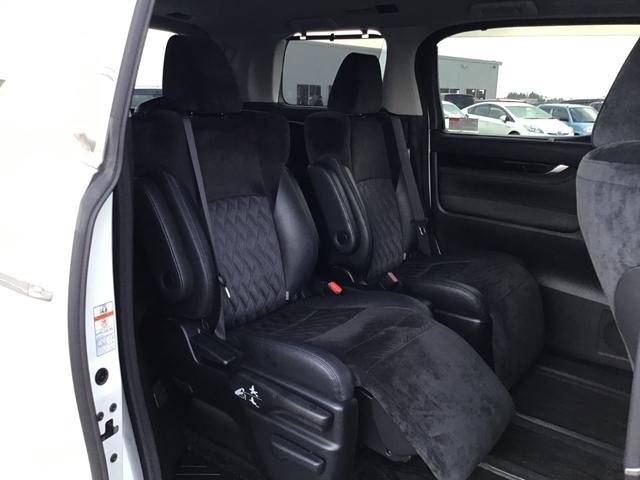 ヴェルファイアハイブリッド ZR 4WD 両自動ドア BLUETOOTH 衝突安全ボディ Wエアコン リヤカメラ クルコン 横滑り防止機能 盗難防止システム 電動シート 三列シート オットマン スマキー ナビ・TV 後席モニター(15枚目)