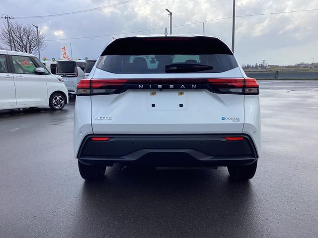 ノート Ｘ　ＦＯＵＲ　４ＷＤ　ディスプレイオーディオ　シートＨ　電動格納ドアミラー　エアＢ　横滑り防止機能　ＰＷ　衝突安全ボディ　オートライト　ナビ　インテリジェントキ－　　バックカメラ　ＡＢＳ　ＥＴＣ　追突防止装置（11枚目）