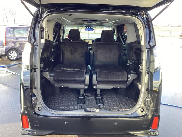 ヴェルファイアハイブリッド ＺＲ　４ＷＤ　両自動ドア　電動格納ミラー　ＢＬＵＥＴＯＯＴＨ　衝突安全ボディ　Ｗエアコン　リヤカメラ　クルコン　横滑り防止機能　オートエアコン　盗難防止システム　フルフラット　電動シート　三列シート（14枚目）