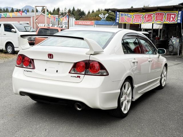 シビック タイプＲ　無限サスペンション／内装色赤／チャンピオンシップホワイト／キーレス／アルミホイ－ル／エンジン（Ｋ２０Ａ型　２２５馬力）を搭載６速マニュアルトランスミッション（5枚目）