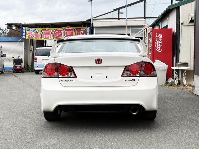 シビック タイプＲ　無限サスペンション／内装色赤／チャンピオンシップホワイト／キーレス／アルミホイ－ル／エンジン（Ｋ２０Ａ型　２２５馬力）を搭載６速マニュアルトランスミッション（6枚目）