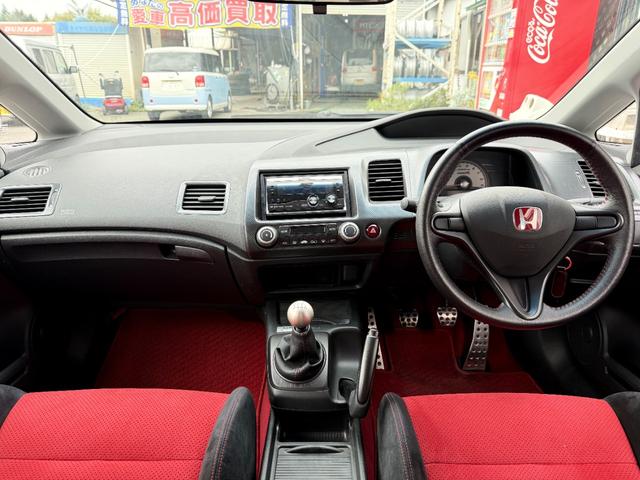 シビック タイプＲ　無限サスペンション／内装色赤／チャンピオンシップホワイト／キーレス／アルミホイ－ル／エンジン（Ｋ２０Ａ型　２２５馬力）を搭載６速マニュアルトランスミッション（7枚目）