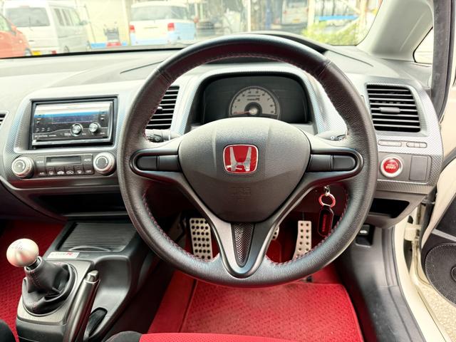 シビック タイプＲ　無限サスペンション／内装色赤／チャンピオンシップホワイト／キーレス／アルミホイ－ル／エンジン（Ｋ２０Ａ型　２２５馬力）を搭載６速マニュアルトランスミッション（8枚目）