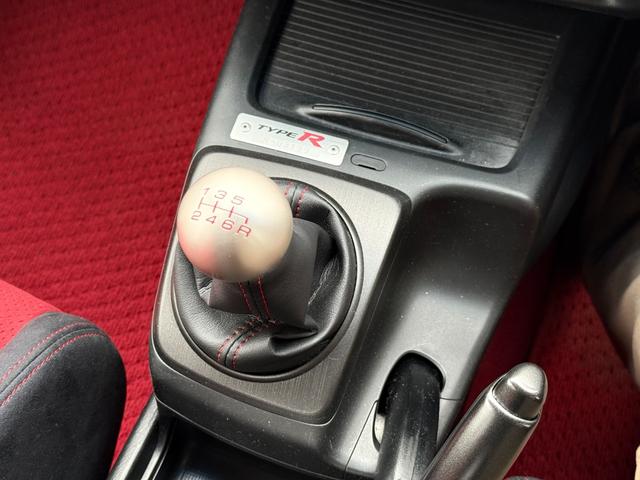 シビック タイプＲ　無限サスペンション／内装色赤／チャンピオンシップホワイト／キーレス／アルミホイ－ル／エンジン（Ｋ２０Ａ型　２２５馬力）を搭載６速マニュアルトランスミッション（12枚目）