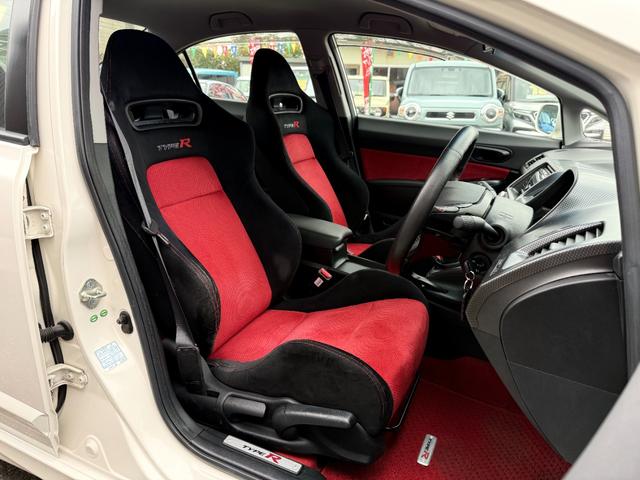 シビック タイプＲ　無限サスペンション／内装色赤／チャンピオンシップホワイト／キーレス／アルミホイ－ル／エンジン（Ｋ２０Ａ型　２２５馬力）を搭載６速マニュアルトランスミッション（13枚目）