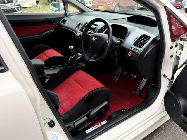 シビック タイプＲ　無限サスペンション／内装色赤／チャンピオンシップホワイト／キーレス／アルミホイ－ル／エンジン（Ｋ２０Ａ型　２２５馬力）を搭載６速マニュアルトランスミッション（15枚目）