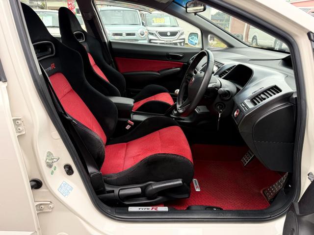 シビック タイプＲ　無限サスペンション／内装色赤／チャンピオンシップホワイト／キーレス／アルミホイ－ル／エンジン（Ｋ２０Ａ型　２２５馬力）を搭載６速マニュアルトランスミッション（16枚目）