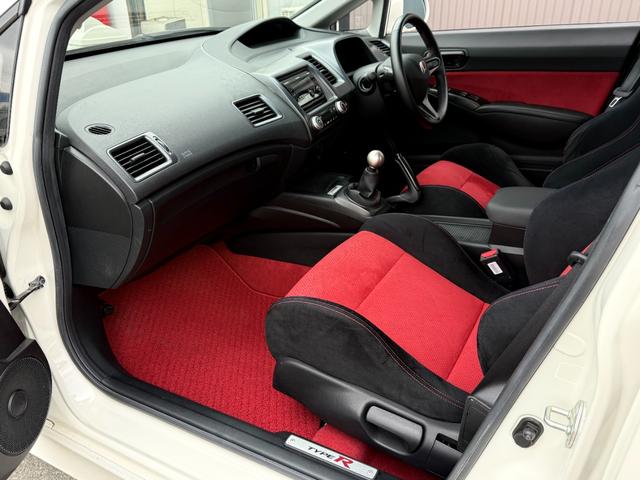 シビック タイプＲ　無限サスペンション／内装色赤／チャンピオンシップホワイト／キーレス／アルミホイ－ル／エンジン（Ｋ２０Ａ型　２２５馬力）を搭載６速マニュアルトランスミッション（18枚目）