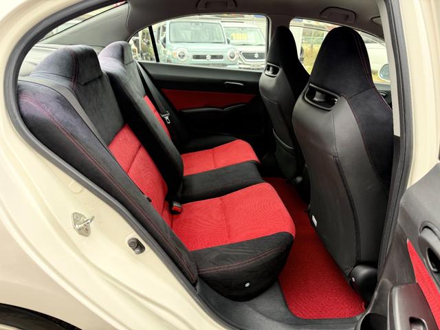 シビック タイプＲ　無限サスペンション／内装色赤／チャンピオンシップホワイト／キーレス／アルミホイ－ル／エンジン（Ｋ２０Ａ型　２２５馬力）を搭載６速マニュアルトランスミッション（19枚目）