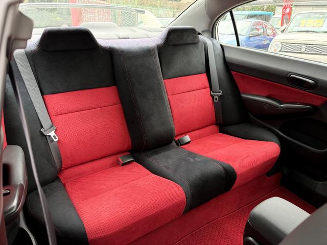 シビック タイプＲ　無限サスペンション／内装色赤／チャンピオンシップホワイト／キーレス／アルミホイ－ル／エンジン（Ｋ２０Ａ型　２２５馬力）を搭載６速マニュアルトランスミッション（20枚目）