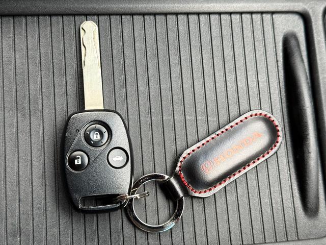 シビック タイプＲ　無限サスペンション／内装色赤／チャンピオンシップホワイト／キーレス／アルミホイ－ル／エンジン（Ｋ２０Ａ型　２２５馬力）を搭載６速マニュアルトランスミッション（23枚目）