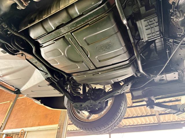 シビック タイプＲ　無限サスペンション／内装色赤／チャンピオンシップホワイト／キーレス／アルミホイ－ル／エンジン（Ｋ２０Ａ型　２２５馬力）を搭載６速マニュアルトランスミッション（29枚目）