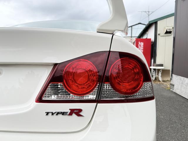 シビック タイプＲ　無限サスペンション／内装色赤／チャンピオンシップホワイト／キーレス／アルミホイ－ル／エンジン（Ｋ２０Ａ型　２２５馬力）を搭載６速マニュアルトランスミッション（31枚目）