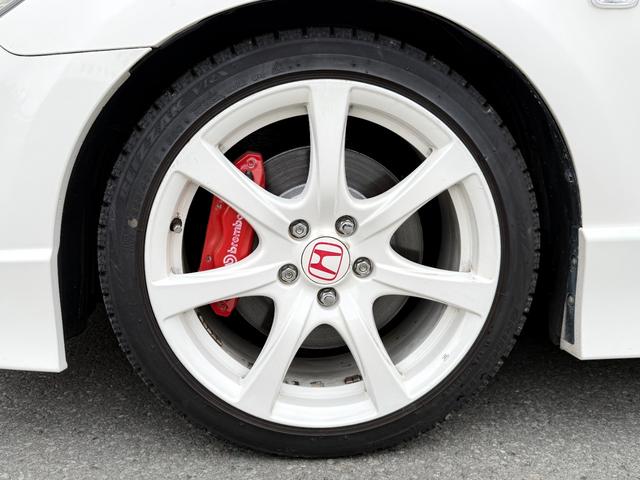 シビック タイプＲ　無限サスペンション／内装色赤／チャンピオンシップホワイト／キーレス／アルミホイ－ル／エンジン（Ｋ２０Ａ型　２２５馬力）を搭載６速マニュアルトランスミッション（33枚目）