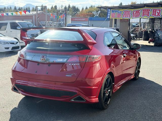 シビック タイプＲ　ユーロ　シビック／タイプＲユーロ／６速マニアル走行９，１２０ｋｍ／無限リアウィング／２００９年モデルは全国限定２０１０台／直列４気筒ｉ－ＶＴＥＣエンジンを搭載（２０１馬力）を搭載し、６速ＭＴ（5枚目）