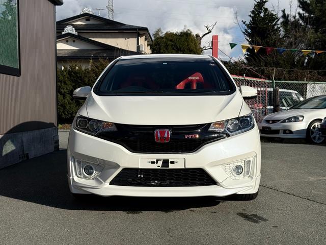 フィット RS アイドリングストップ/クルーズコントロール/横滑り防止装置/衝突被害軽減ブレーキ/バックカメラ/スマートキー/ワンセグTV/メモリーナビ/LEDヘッドライト/クロススピード17×7.0Jアルミホイール(3枚目)