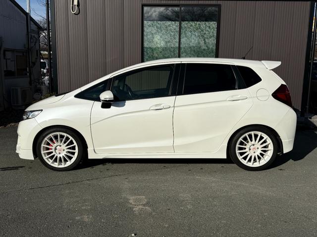 フィット RS アイドリングストップ/クルーズコントロール/横滑り防止装置/衝突被害軽減ブレーキ/バックカメラ/スマートキー/ワンセグTV/メモリーナビ/LEDヘッドライト/クロススピード17×7.0Jアルミホイール(4枚目)