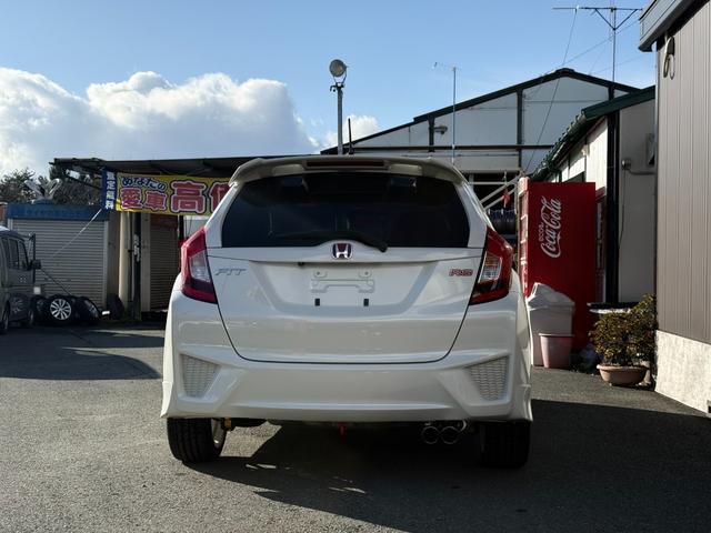フィット RS アイドリングストップ/クルーズコントロール/横滑り防止装置/衝突被害軽減ブレーキ/バックカメラ/スマートキー/ワンセグTV/メモリーナビ/LEDヘッドライト/クロススピード17×7.0Jアルミホイール(6枚目)