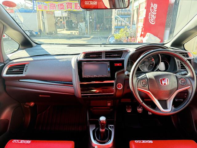 フィット RS アイドリングストップ/クルーズコントロール/横滑り防止装置/衝突被害軽減ブレーキ/バックカメラ/スマートキー/ワンセグTV/メモリーナビ/LEDヘッドライト/クロススピード17×7.0Jアルミホイール(7枚目)