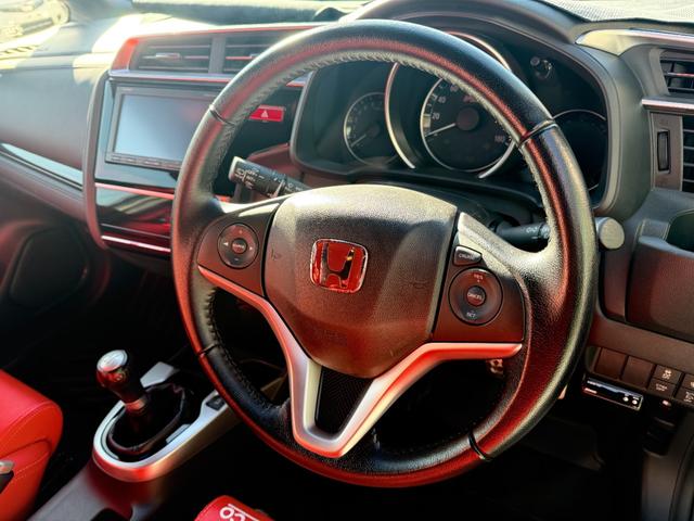 フィット RS アイドリングストップ/クルーズコントロール/横滑り防止装置/衝突被害軽減ブレーキ/バックカメラ/スマートキー/ワンセグTV/メモリーナビ/LEDヘッドライト/クロススピード17×7.0Jアルミホイール(8枚目)