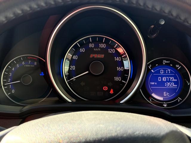 フィット RS アイドリングストップ/クルーズコントロール/横滑り防止装置/衝突被害軽減ブレーキ/バックカメラ/スマートキー/ワンセグTV/メモリーナビ/LEDヘッドライト/クロススピード17×7.0Jアルミホイール(9枚目)