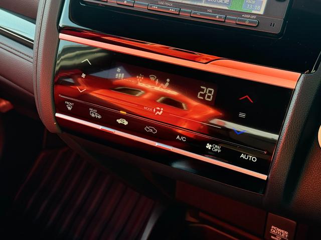 フィット RS アイドリングストップ/クルーズコントロール/横滑り防止装置/衝突被害軽減ブレーキ/バックカメラ/スマートキー/ワンセグTV/メモリーナビ/LEDヘッドライト/クロススピード17×7.0Jアルミホイール(12枚目)