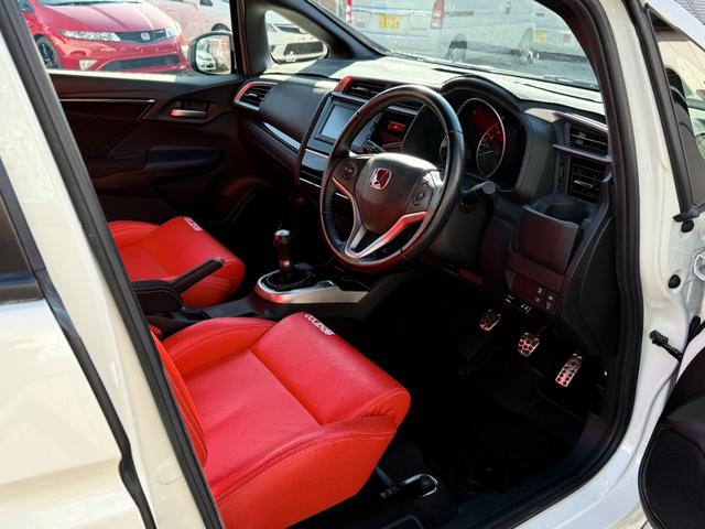 フィット RS アイドリングストップ/クルーズコントロール/横滑り防止装置/衝突被害軽減ブレーキ/バックカメラ/スマートキー/ワンセグTV/メモリーナビ/LEDヘッドライト/クロススピード17×7.0Jアルミホイール(14枚目)