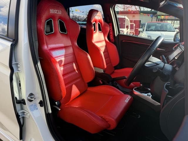 フィット RS アイドリングストップ/クルーズコントロール/横滑り防止装置/衝突被害軽減ブレーキ/バックカメラ/スマートキー/ワンセグTV/メモリーナビ/LEDヘッドライト/クロススピード17×7.0Jアルミホイール(15枚目)