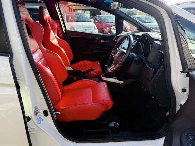 フィット RS アイドリングストップ/クルーズコントロール/横滑り防止装置/衝突被害軽減ブレーキ/バックカメラ/スマートキー/ワンセグTV/メモリーナビ/LEDヘッドライト/クロススピード17×7.0Jアルミホイール(17枚目)