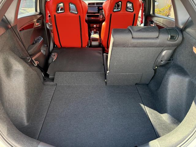 フィット RS アイドリングストップ/クルーズコントロール/横滑り防止装置/衝突被害軽減ブレーキ/バックカメラ/スマートキー/ワンセグTV/メモリーナビ/LEDヘッドライト/クロススピード17×7.0Jアルミホイール(19枚目)