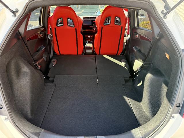 フィット RS アイドリングストップ/クルーズコントロール/横滑り防止装置/衝突被害軽減ブレーキ/バックカメラ/スマートキー/ワンセグTV/メモリーナビ/LEDヘッドライト/クロススピード17×7.0Jアルミホイール(20枚目)