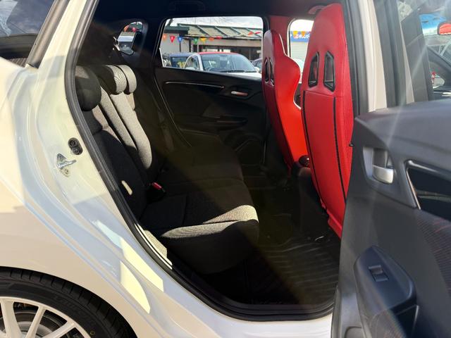 フィット RS アイドリングストップ/クルーズコントロール/横滑り防止装置/衝突被害軽減ブレーキ/バックカメラ/スマートキー/ワンセグTV/メモリーナビ/LEDヘッドライト/クロススピード17×7.0Jアルミホイール(21枚目)