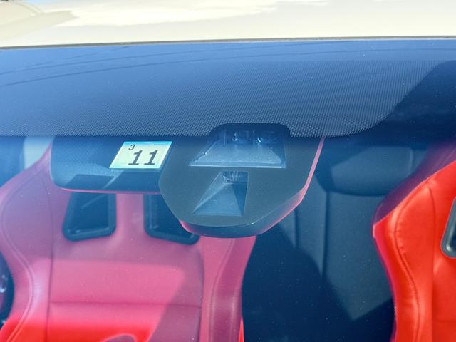 フィット RS アイドリングストップ/クルーズコントロール/横滑り防止装置/衝突被害軽減ブレーキ/バックカメラ/スマートキー/ワンセグTV/メモリーナビ/LEDヘッドライト/クロススピード17×7.0Jアルミホイール(22枚目)