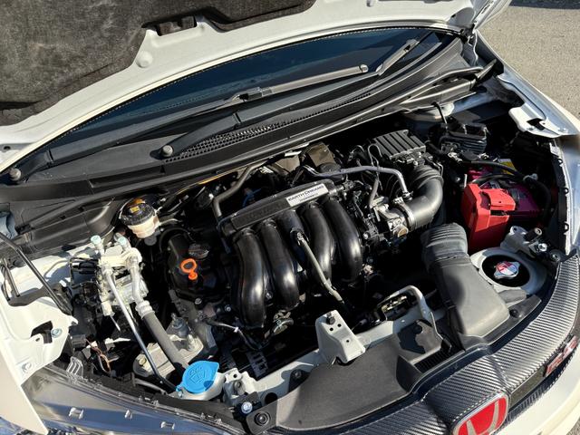 フィット RS アイドリングストップ/クルーズコントロール/横滑り防止装置/衝突被害軽減ブレーキ/バックカメラ/スマートキー/ワンセグTV/メモリーナビ/LEDヘッドライト/クロススピード17×7.0Jアルミホイール(24枚目)