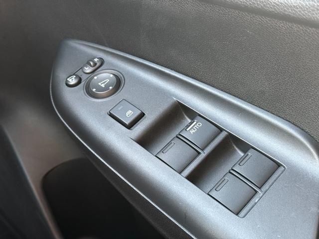 フィット RS アイドリングストップ/クルーズコントロール/横滑り防止装置/衝突被害軽減ブレーキ/バックカメラ/スマートキー/ワンセグTV/メモリーナビ/LEDヘッドライト/クロススピード17×7.0Jアルミホイール(27枚目)