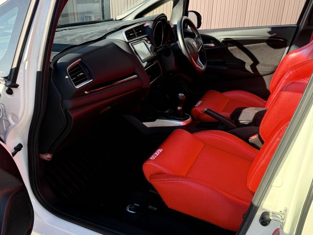 フィット RS アイドリングストップ/クルーズコントロール/横滑り防止装置/衝突被害軽減ブレーキ/バックカメラ/スマートキー/ワンセグTV/メモリーナビ/LEDヘッドライト/クロススピード17×7.0Jアルミホイール(29枚目)