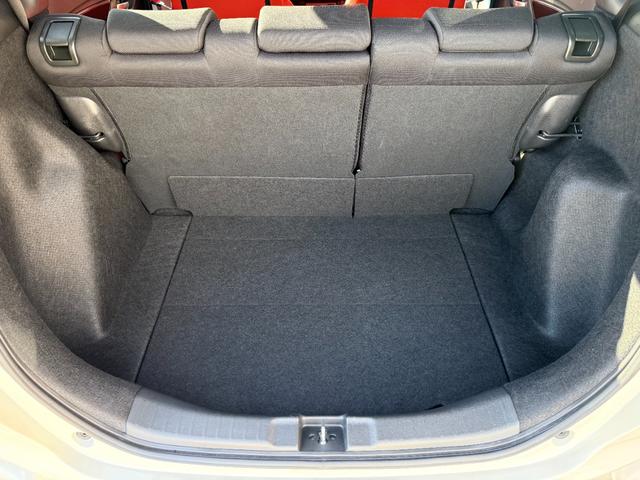 フィット RS アイドリングストップ/クルーズコントロール/横滑り防止装置/衝突被害軽減ブレーキ/バックカメラ/スマートキー/ワンセグTV/メモリーナビ/LEDヘッドライト/クロススピード17×7.0Jアルミホイール(30枚目)