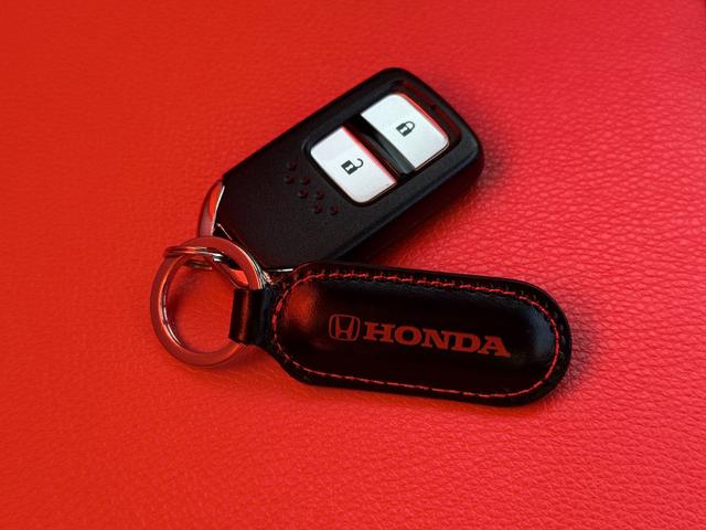 フィット RS アイドリングストップ/クルーズコントロール/横滑り防止装置/衝突被害軽減ブレーキ/バックカメラ/スマートキー/ワンセグTV/メモリーナビ/LEDヘッドライト/クロススピード17×7.0Jアルミホイール(33枚目)