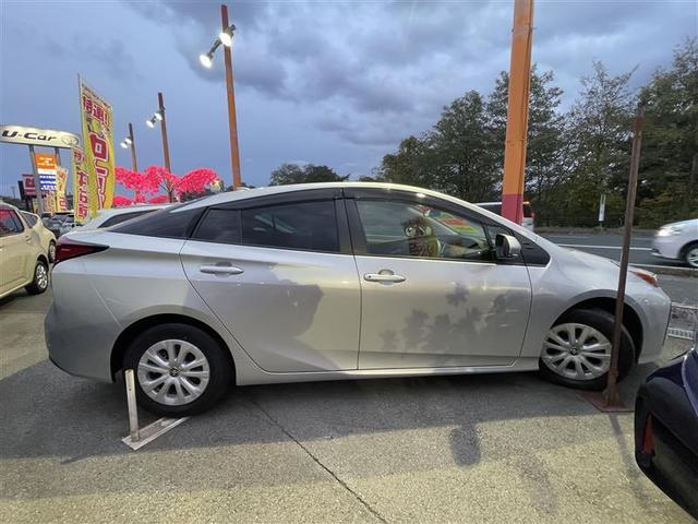 プリウス Ｓ　４ＷＤ　寒冷地　衝突被害軽減システム　メモリーナビ　バックカメラ　ＬＥＤヘッドランプ　アルミホイール　ドラレコ　スマートキー　オートクルーズコントロール　ＥＴＣ　盗難防止装置　キーレス　横滑り防止機能（8枚目）