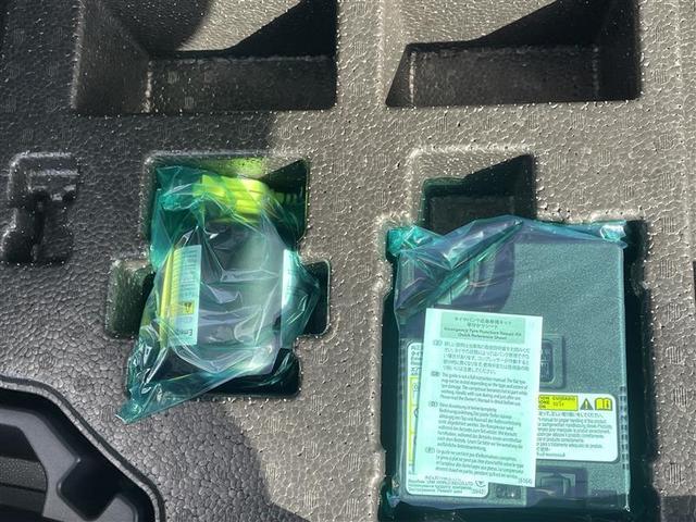 カローラクロス ハイブリッド　Ｚ　４ＷＤ　寒冷地　衝突被害軽減システム　メモリーナビ　バックカメラ　フルセグ　ＬＥＤヘッドランプ　アルミホイール　スマートキー　オートクルーズコントロール　ＥＴＣ　盗難防止装置　電動シート　キーレス（14枚目）