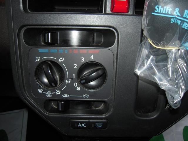 マニュアルエアコンです。