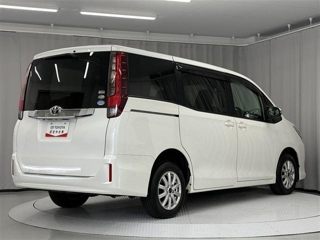 ノア Ｘ　４ＷＤ　寒冷地　衝突被害軽減システム　メモリーナビ　バックカメラ　電動スライドドア　フルセグ　ＬＥＤヘッドランプ　アルミホイール　アイドリングストップ　ＥＴＣ　キーレス　横滑り防止機能　３列シート（6枚目）