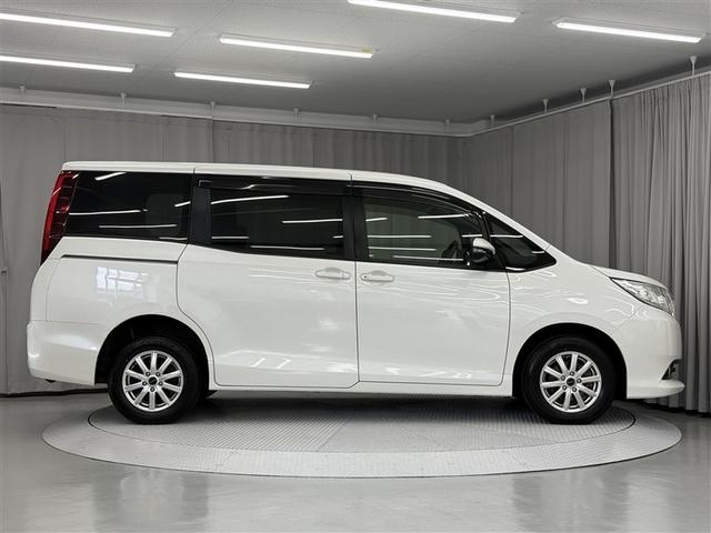 ノア Ｘ　４ＷＤ　寒冷地　衝突被害軽減システム　メモリーナビ　バックカメラ　電動スライドドア　フルセグ　ＬＥＤヘッドランプ　アルミホイール　アイドリングストップ　ＥＴＣ　キーレス　横滑り防止機能　３列シート（8枚目）