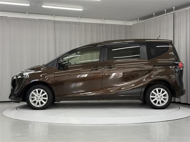 シエンタ Ｘ　４ＷＤ　衝突被害軽減システム　メモリーナビ　バックカメラ　電動スライドドア　フルセグ　ＬＥＤヘッドランプ　アルミホイール　キーレス　横滑り防止機能　３列シート　乗車定員６人　ワンオーナー（4枚目）