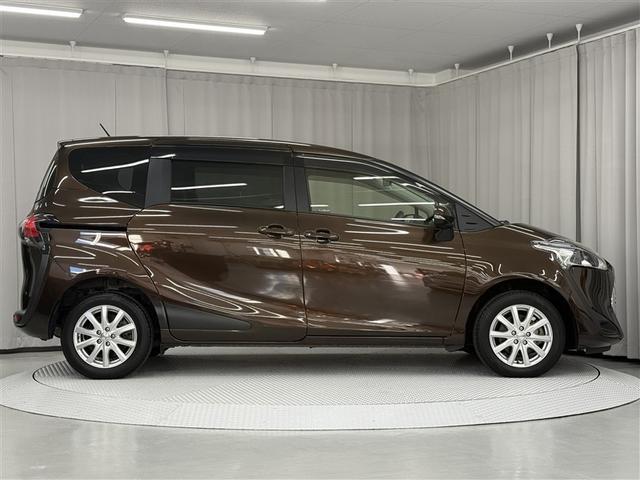 シエンタ Ｘ　４ＷＤ　衝突被害軽減システム　メモリーナビ　バックカメラ　電動スライドドア　フルセグ　ＬＥＤヘッドランプ　アルミホイール　キーレス　横滑り防止機能　３列シート　乗車定員６人　ワンオーナー（7枚目）