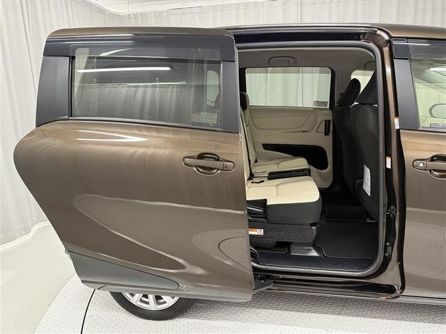 シエンタ Ｘ　４ＷＤ　衝突被害軽減システム　メモリーナビ　バックカメラ　電動スライドドア　フルセグ　ＬＥＤヘッドランプ　アルミホイール　キーレス　横滑り防止機能　３列シート　乗車定員６人　ワンオーナー（8枚目）