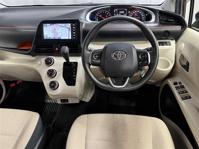 シエンタ Ｘ　４ＷＤ　衝突被害軽減システム　メモリーナビ　バックカメラ　電動スライドドア　フルセグ　ＬＥＤヘッドランプ　アルミホイール　キーレス　横滑り防止機能　３列シート　乗車定員６人　ワンオーナー（9枚目）