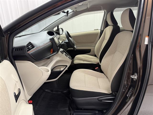 シエンタ Ｘ　４ＷＤ　衝突被害軽減システム　メモリーナビ　バックカメラ　電動スライドドア　フルセグ　ＬＥＤヘッドランプ　アルミホイール　キーレス　横滑り防止機能　３列シート　乗車定員６人　ワンオーナー（11枚目）