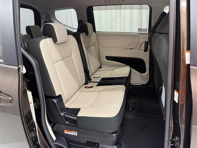 シエンタ Ｘ　４ＷＤ　衝突被害軽減システム　メモリーナビ　バックカメラ　電動スライドドア　フルセグ　ＬＥＤヘッドランプ　アルミホイール　キーレス　横滑り防止機能　３列シート　乗車定員６人　ワンオーナー（12枚目）